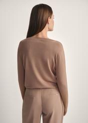 Sweter damski z dekoltem V-neck w kolorze camelu SWEDT-0201-1D(W26), widok produktu od tyłu na modelce, widoczna połowa sylwetki.