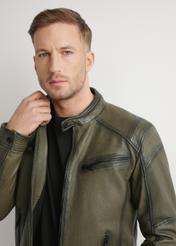 Skórzana kurtka męska w kolorze khaki KURMS-0403-8D(W26) - widok produktu z przodu, na modelu, na jasnym tle. Widoczna połowa sylwetki.