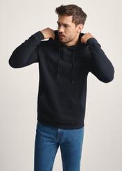 Czarna bluza męska z kapturem BLZMT-0073-99(Z25), widok produktu z przodu na modelu. Widoczna połowa sylwetki.