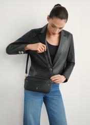 Mała czarna torebka damska TOREC-1173-99(W26), widok produktu na ramieniu modelki. Widoczna połowa sylwetki.