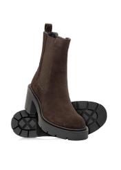 Brązowe zamszowe botki damskie na obcasie BUTYD-1094-89(Z25), widok produktu od góry i spodu na białym tle.