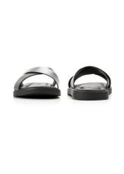 Czarne skórzane klapki męskie BUTYM-0536-99(W26), widok produktu z przodu i tyłu na białym tle.