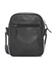 Czarna mała skórzana torba męska TORMS-0498-99(W26) - widok produktu z tyłu, na białym tle. 