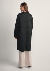 Czarna długa pikowana kurtka damska KURDT-0631-99(W26) - widok produktu z tyłu na modelce, na białym tle. Widoczna sylwetka.
