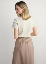 Jasnobeżowy T-shirt damski z logo TSHDT-0157-1A(W26), widok produktu z tyłu na modelce. Widoczna połowa sylwetki.