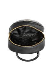 Czarny skórzany plecak damski TORES-1228-99(W26), widok produktu od góry na białym tle.