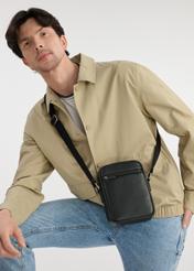 Skórzana czarna torba męska TORMS-0451-99(W25), widok produktu przodem na modelu. Widoczna połowa sylwetki.