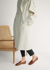 Skórzane mokasyny damskie w kolorze koniaku BUTYD-1074A-1F(W26), widok produktu z boku na stopach modelki.