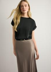 Czarna bluzka damska BLUDT-0205-99(W26), widok produktu z przodu na modelce. Widoczna połowa sylwetki.