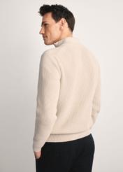 Beżowy sweter męski SWEMT-0175-80(Z25), widok produktu z tyłu na modelu. Widoczna polowa sylwetki.