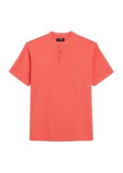 Koralowa koszulka polo męska POLMT-0061-34(Z24), widok produktu od przodu na białym tle.