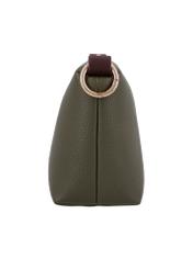 Mała torebka damska w kolorze khaki TOREC-0882-8D(W27), widok produktu z boku na białym tle.