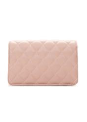 Różowa mała pikowana torebka damska TOREC-1033-5A(W26), widok produktu od tyłu na białym tle.