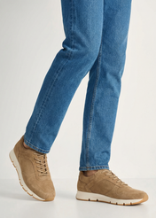 Zamszowe buty męskie w kolorze beżowym BUTYM-0541-1B(W26), widok produktu skosem na stopach modela.