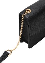 Czarna mała torebka damska TOREC-1141-9I(W26), zbliżenie na detal produktu na białym tle.