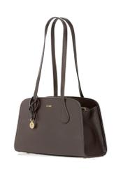 Brązowa torebka na ramię TOREC-1236-1H(W26), widok produktu skosem na białym tle.