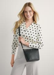 Czarna skórzana torebka na ramię TORES-1280-99(W26), widok produktu na sylwetce modelki, na jasnym tle.