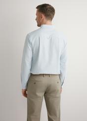 Bawełniana błękitna koszula męska w paski KOSMT-0354-7B(W26), widok produktu z tyłu na modelu. Widoczna połowa sylwetki.