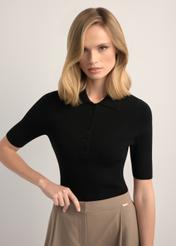 Prążkowana bluzka damska z krótkim rękawem BLUDT-0200-99(W26), widok produktu z przodu na modelce. Widoczna połowa sylwetki.