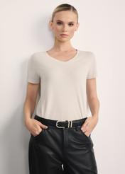 Beżowy T-shirt damski w serek TSHDT-0118A-80(Z25), widok produktu z przodu na modelce. Widoczna połowa sylwetki.