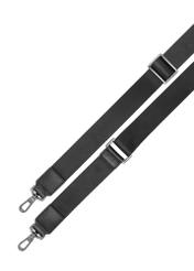 Czarna skórzana torba na laptopa TORMS-0494-99(W26) - zbliżenie na detal, na białym tle. 