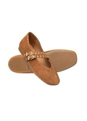 Zamszowe baleriny damskie w kolorze camelu BUTYD-1243-1D(W26), widok produktu skosem na białym tle.