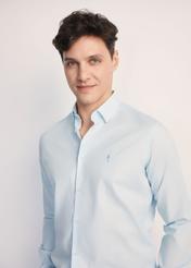 Błękitna koszula męska KOSMT-0351-62(Z25) - widok produktu z przodu na modelu na białym tle. Widoczna połowa sylwetki. 