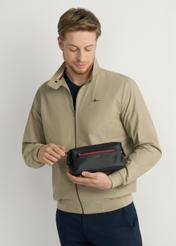 Czarna kosmetyczka męska TORMN-0397-9J(W26), widok produktu w dłoni modela, na jasnym tle.