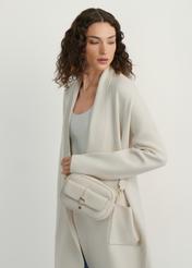 Mała kremowa torebka damska TOREC-1174-0B(W26), widok produktu na ramieniu modelki. Widoczna połowa sylwetki.