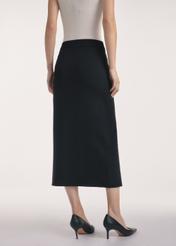 Czarna spódnica midi SPCDT-0114-99(Z25), widok produktu z tyłu na modelce, widoczne pół sylwetki.