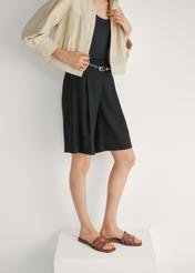 Skórzane camelowe klapki damskie BUTYD-1224-1D(W26), widok produktu z boku na stopach modelki, na jasnym tle.