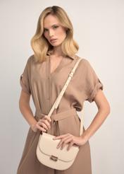 Kremowa półokrągła listonoszka damska TOREC-1127-0B(W26), widok produktu na ramieniu modelki. Widoczna połowa sylwetki.