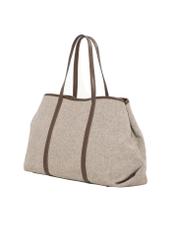 Beżowa torebka shopper w jodełkę TOREC-1330-1P(Z26) - widok produktu po skosie, na białym tle.