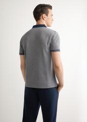 Granatowa koszulka polo męska POLMT-0068-7E(W26), widok produktu z tyłu na modelu. Widoczna połowa sylwetki.