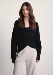 Czarny sweter damski z wiskozy SWEDT-0240-99(Z25), widok produktu z przodu na modelce. Widoczna połowa sylwetki.