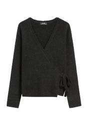 Czarny sweter damski z wiązaniem SWEDT-0234-99(Z25), widok produktu z przodu na białym tle.