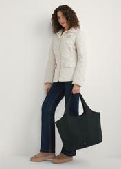 Duża nylonowa torebka damska TOREN-0340-99(W26), widok produktu w dłoni modelki. Widoczna cała sylwetka.