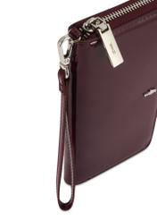 Große burgunderfarbene Damenbrieftasche POREC-0418-49(Z25), Ansicht des abnehmbaren Riemens des Produkts auf weißem Hintergrund.