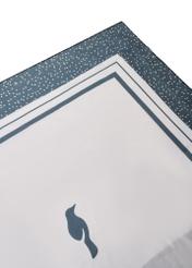 Czarna apaszka damska z logo SZADT-0192-9P(W26), zbliżenie na detal produktu na białym tle.