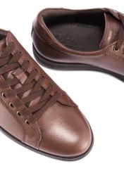 Brązowe skórzane buty męskie BUTYM-0513-89(Z25) - zbliżenie na produkt z góry na białym tle. 