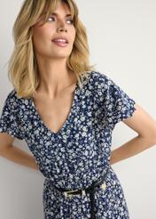 Niebieska sukienka midi w kwiaty SUKDT-0267-7P(W26), zbliżenie na produkt na sylwetce modelki.