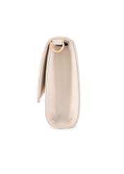 Kremowa torebka kopertówka TOREC-1210-0B(W26) - widok produktu z boku, na białym tle. 