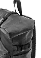Czarny duży plecak PLCMN-0015-99(Z25), widok detalu produktu na białym tle.