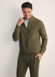 Bluza męska bez kaptura w kolorze khaki BLZMT-0067-55(Z25), widok produktu z przodu na modelu. Widoczna połowa sylwetki.