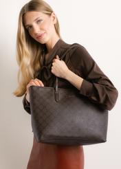 Sygnowana torebka damska shopper TOREC-1299-1P(Z26), widok produktu od przodu na modelce. Widoczna połowa sylwetki.