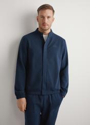 Granatowa bluza męska na suwak BLZMT-0072-7E(W26), widok produktu z przodu na modelu. Widoczna połowa sylwetki.