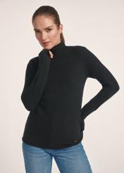 Czarny sweter damski z golfem SWEDT-0241-99(Z25), widok produktu z przodu na modelce. Widoczna połowa sylwetki.