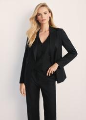 Czarna marynarka damska ZAKDT-0045-99(Z25) - widok produktu z przodu na modelce. Widoczna połowa sylwetki. 