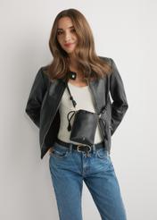 Czarna saszetka na telefon TOREC-1216-99(W26) - widok produktu z przodu, na modelce, na jasnym tle. Widoczna połowa sylwetki.