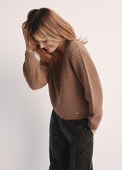 Camelowy sweter dekolt V damski SWEDT-0162-83(Z24), widok produktu od boku na modelce, widoczne pół sylwetki.